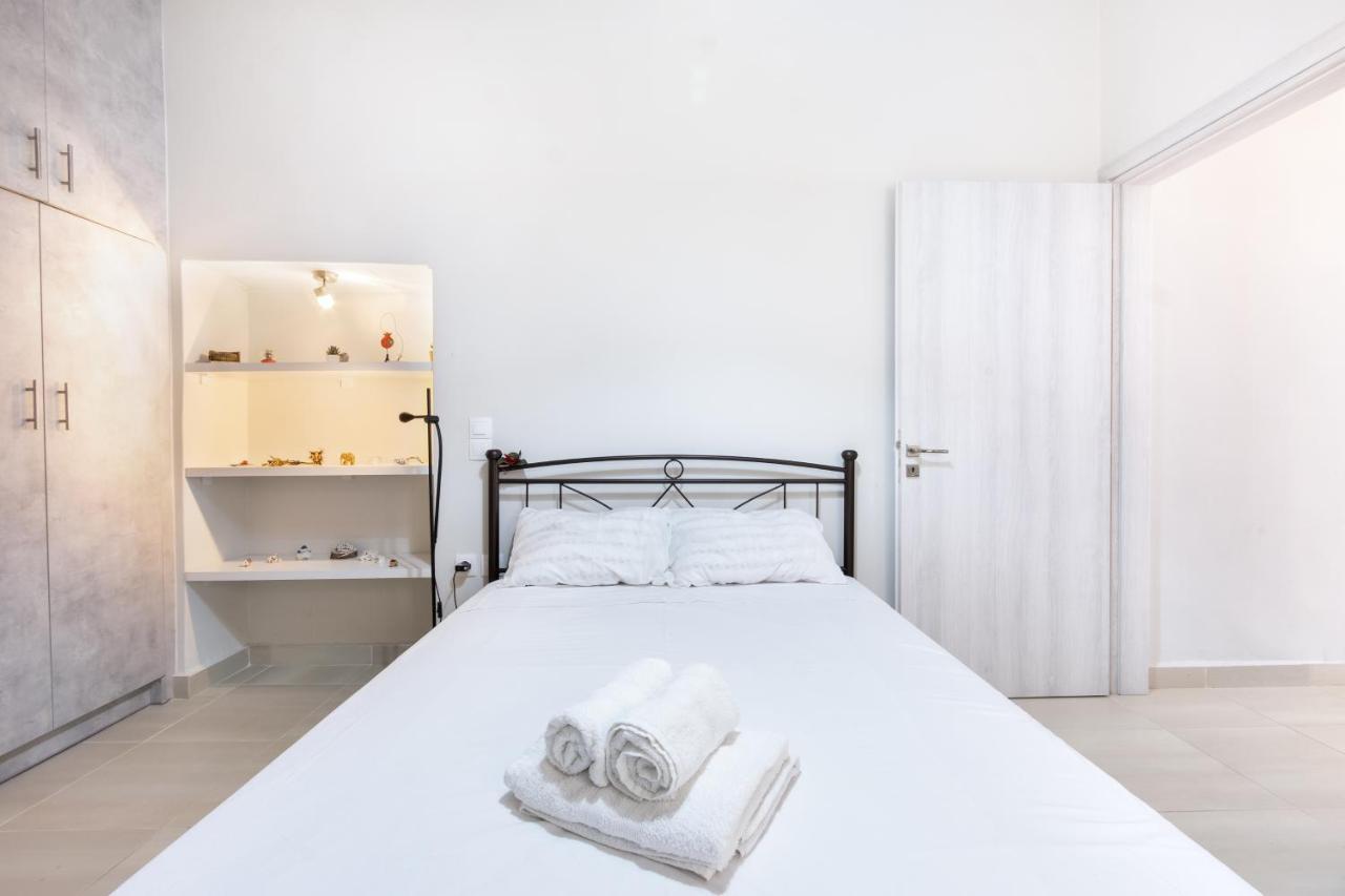 Urban Lifestyle Apartment In พีเรียส ภายนอก รูปภาพ