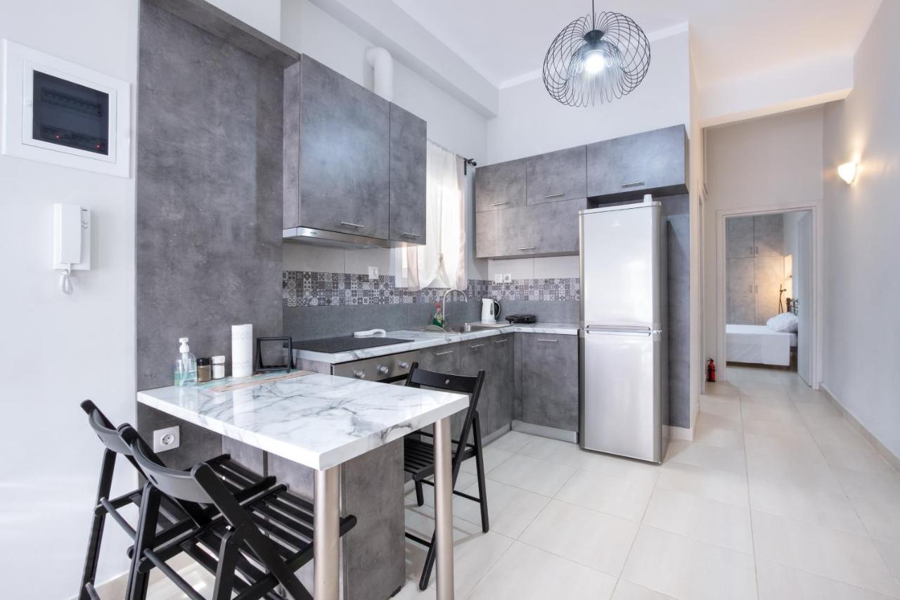 Urban Lifestyle Apartment In พีเรียส ภายนอก รูปภาพ