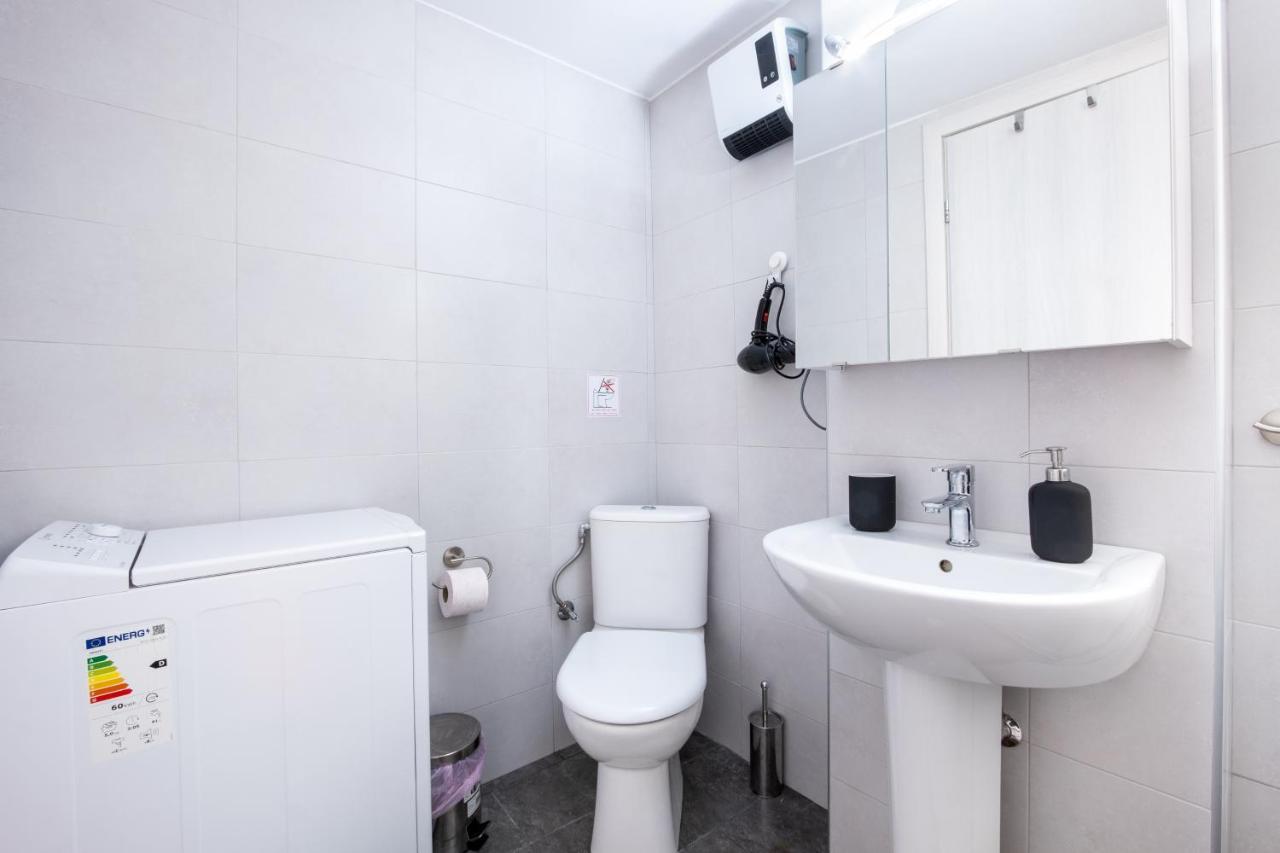 Urban Lifestyle Apartment In พีเรียส ภายนอก รูปภาพ